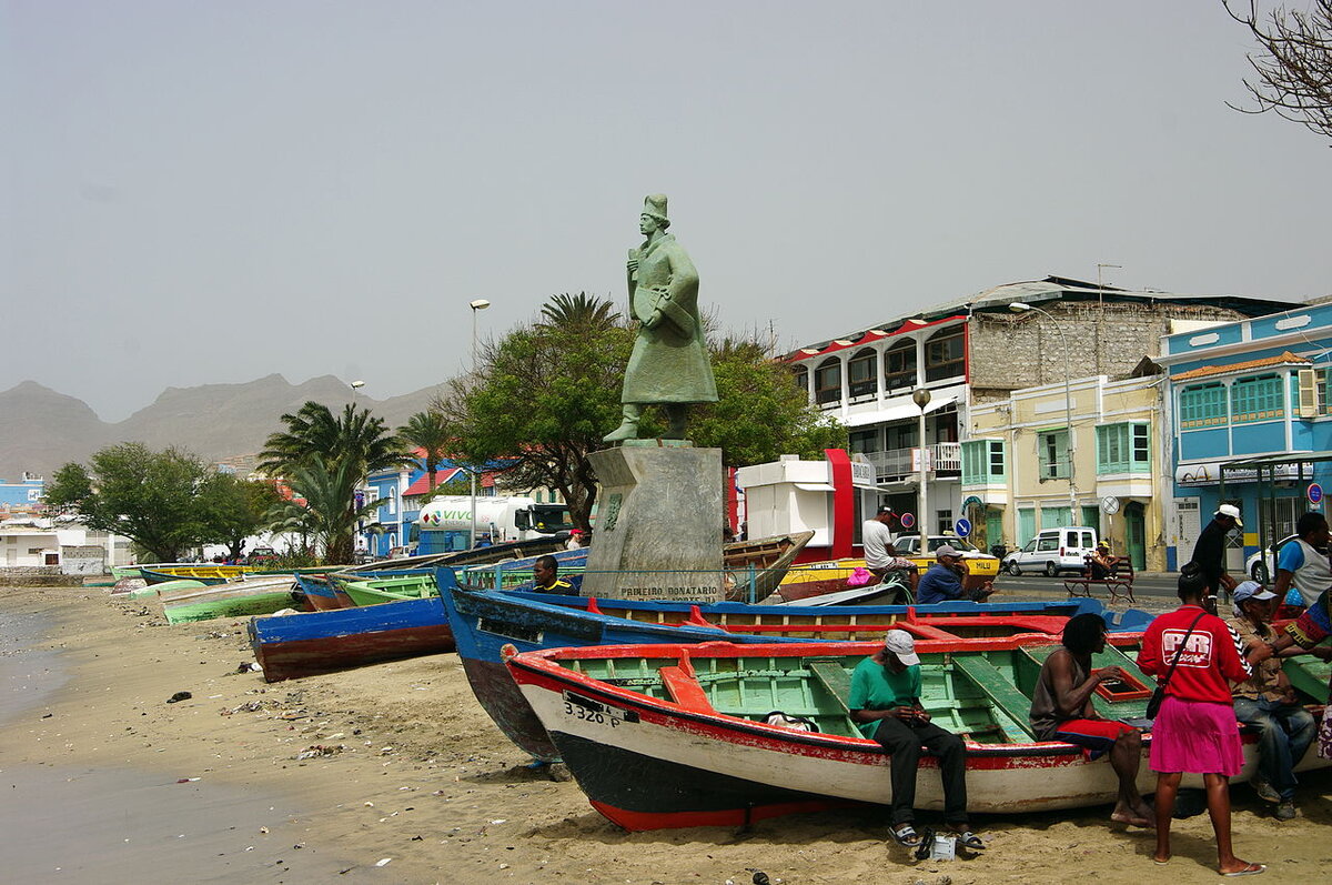 Памятник Диогу Афонсу на берегу залива Порто-Гранде (Диогу Афонсу – португальский мореход и путешественник XV в., состоявший на службе Генриха Мореплавателя, экспедиция под его руководством открыла ряд островов Кабо-Верде, в том числе остров Сан-Висенте)