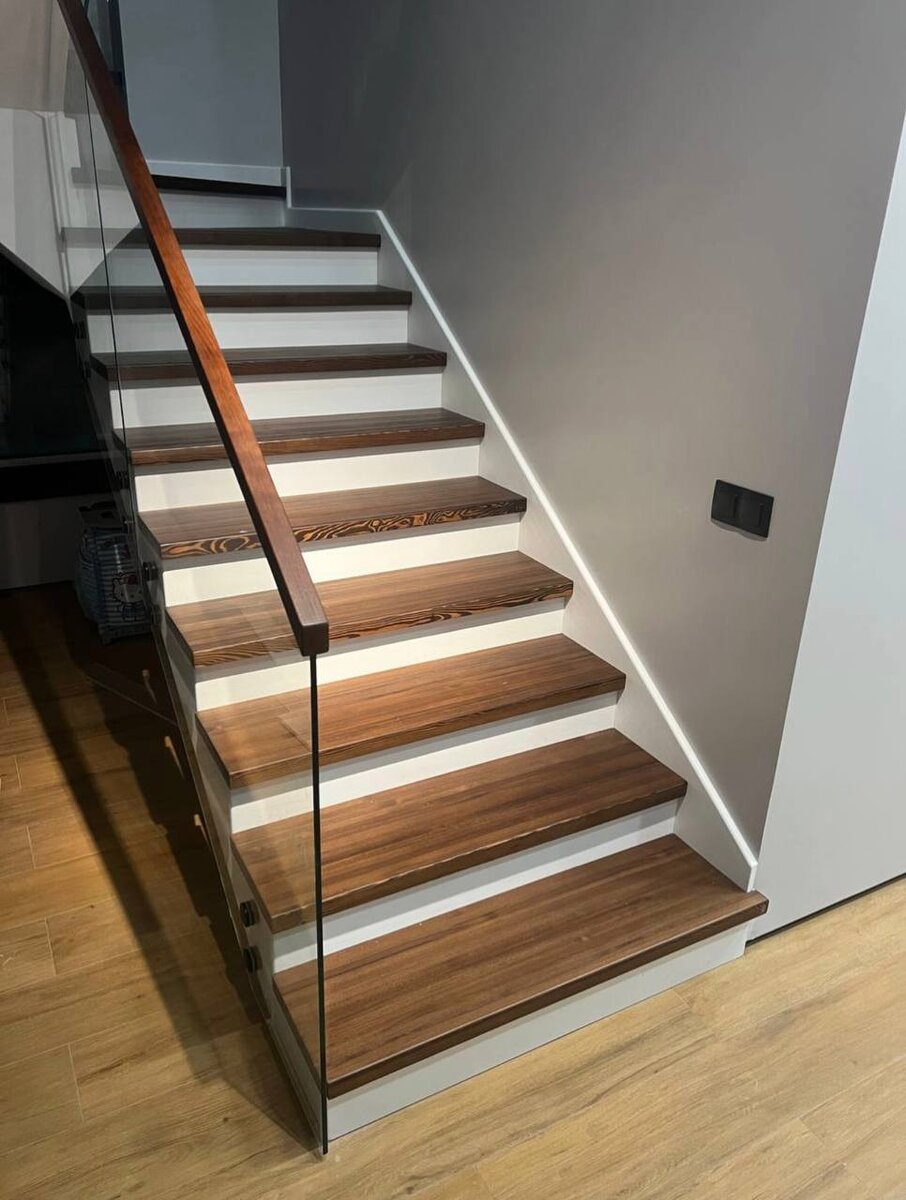 Три варианта лестницы из портфолио. Одно фото с прямым плинтусом и два с г-образным. 