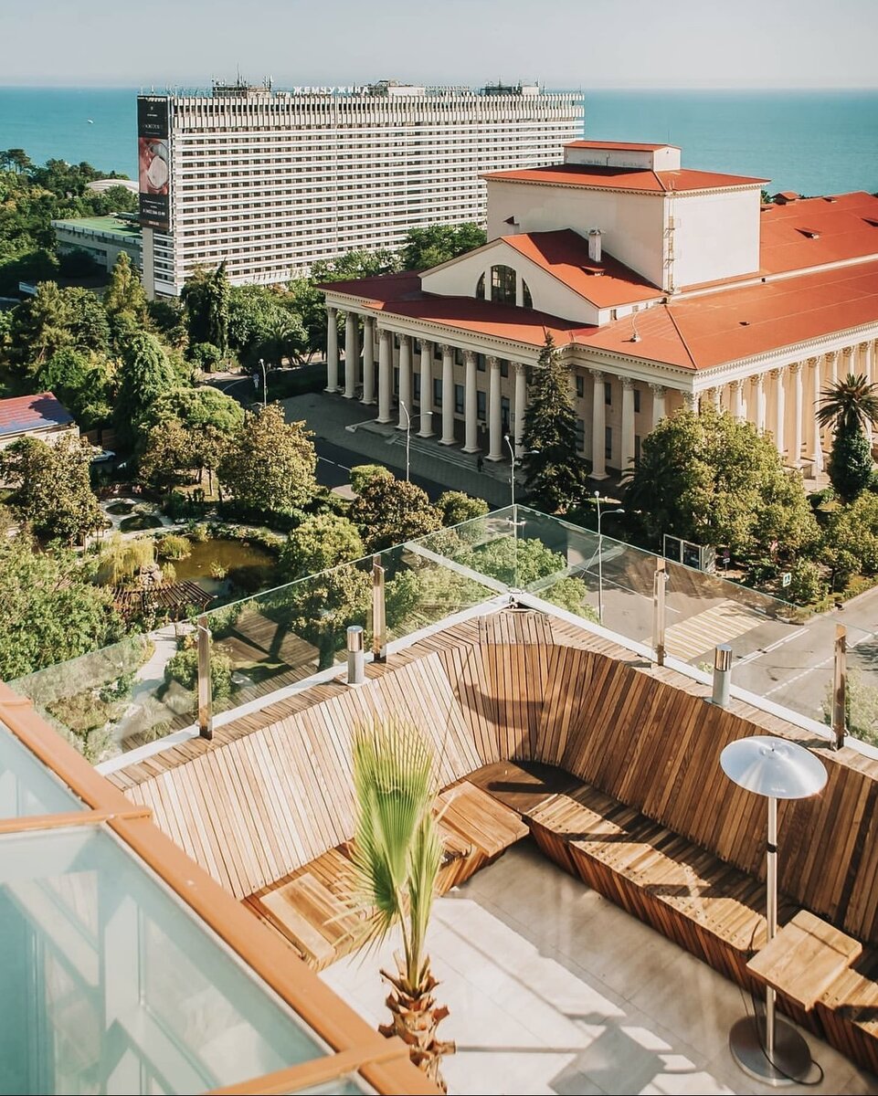 Центральный район Сочи, вид на Зимний Театр и гостиницу Жемчужина