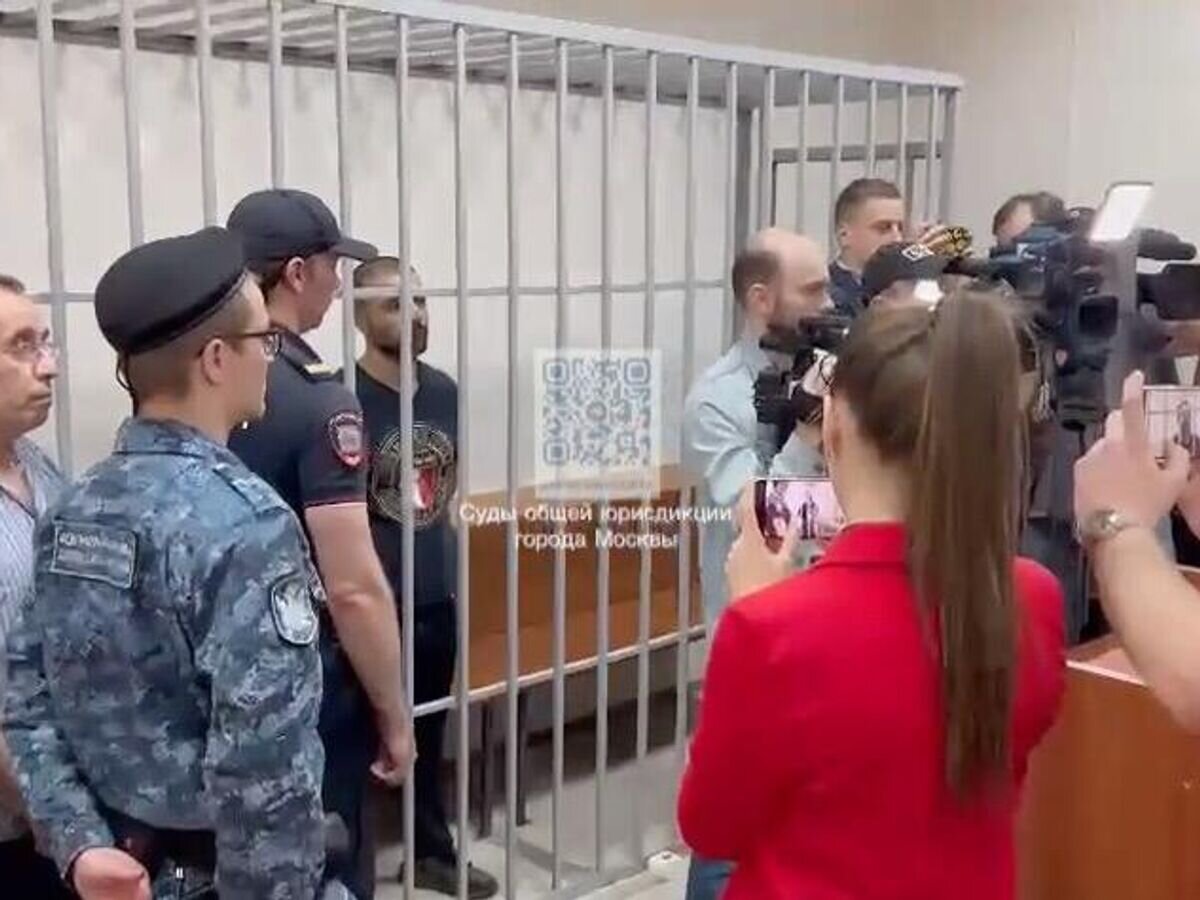    Один из участников массовой драки в Чертановском районном суде города Москвы© Суды общей юрисдикции города Москвы/Telegram