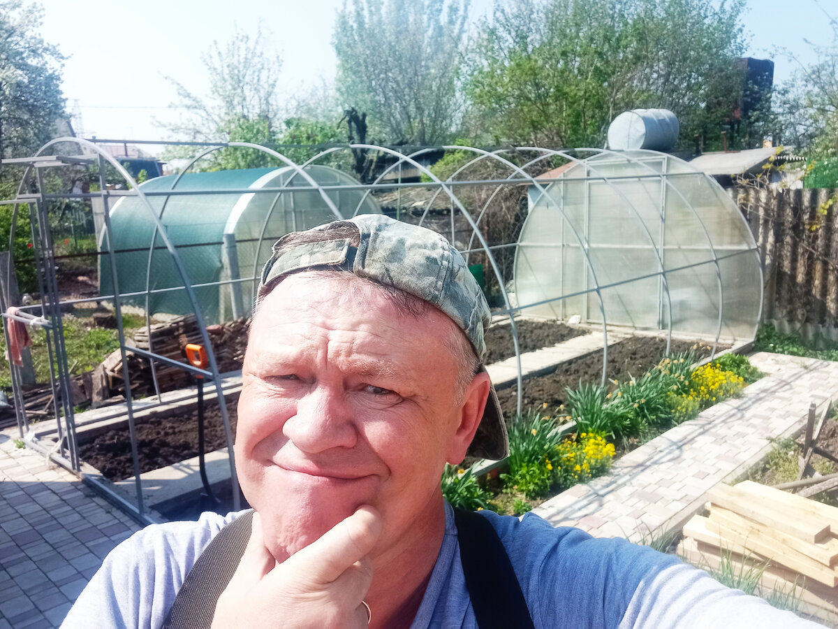 Это аФтАр решает, чем перекрыть теплицу.