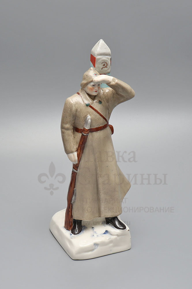 Статуэтка «Пограничник», скульптор Рыжов К. С., агитационный фарфор ЛФЗ, 1937-39 гг. Фото с нашего сайта dvaveka.ru