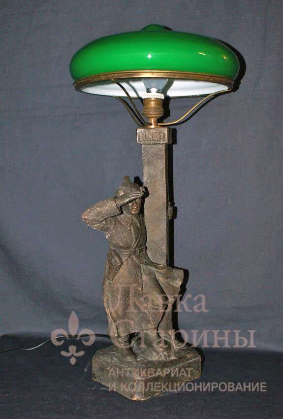 Агитационная лампа с зеленым абажуром «Пограничник», СССР, 1920-30 годы, терракота, стекло. Фото с нашего сайта dvaveka.ru 