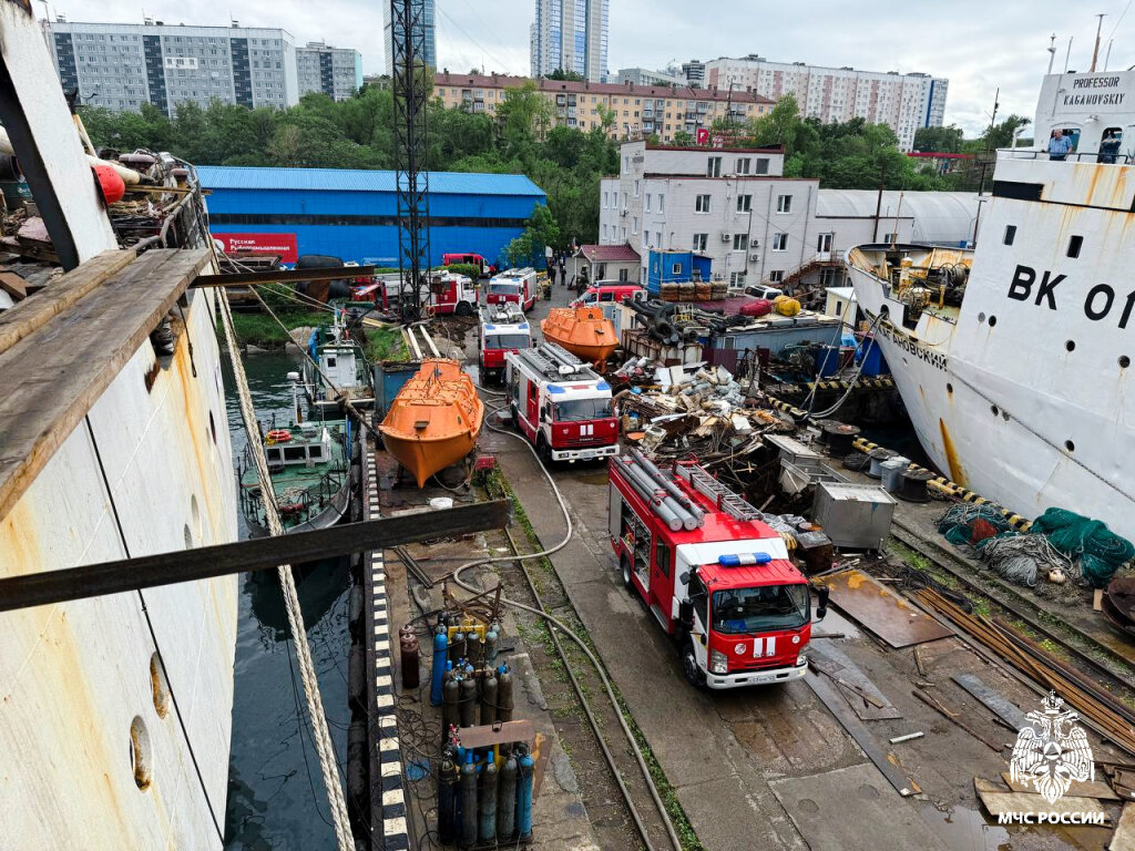 Во Владивостоке выясняют причину пожара на рыболовном судне / Фото: ГУ МЧС по Приморскому краю  📷
