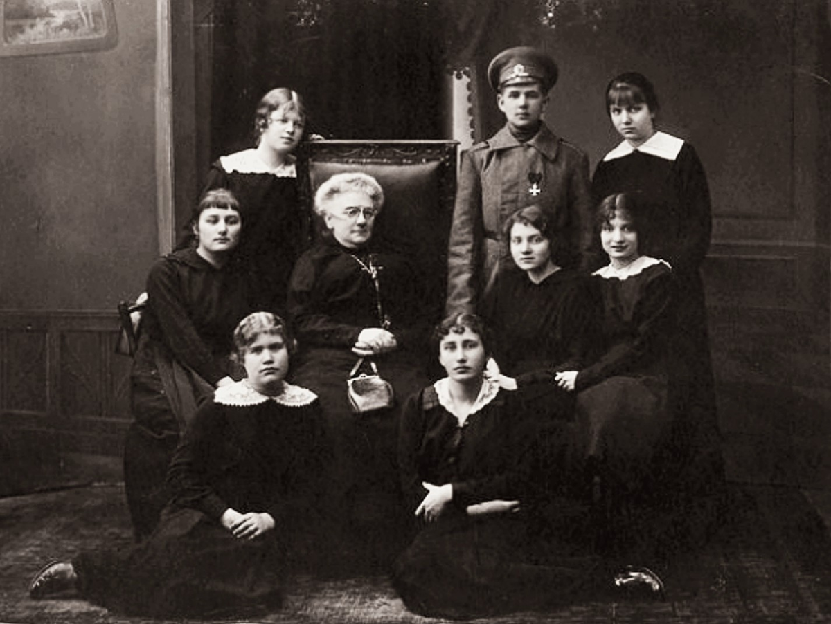 Кира Башкирова в стенах родного училища.