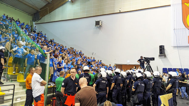    Фанаты устроили потасовку с полицией на трибуне.