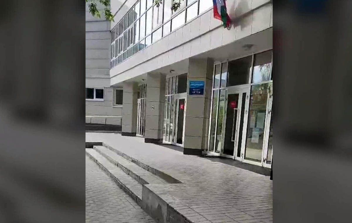 вход в бассейн Лазурный, где удалось укрыться детям. Скриншот видео отца одного из едва не пострадавших детей