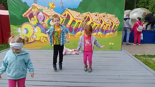 Жаркие детские танцы на сцене в парке. Смотреть до конца.