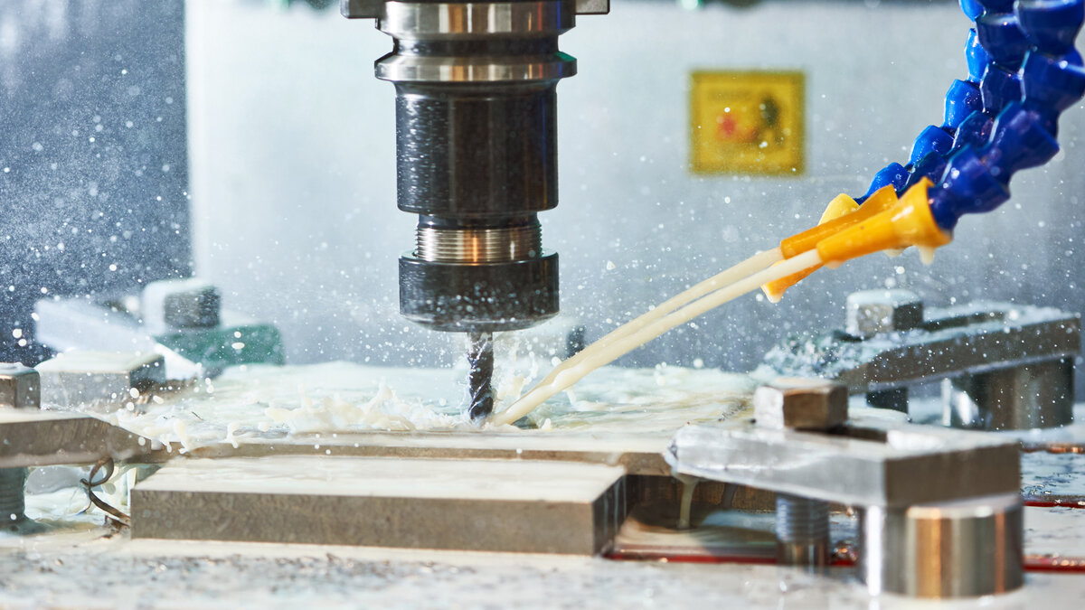 Фрезерная металлообработка. Источник изображения: Dmitry Kalinovsky / Shutterstock.com