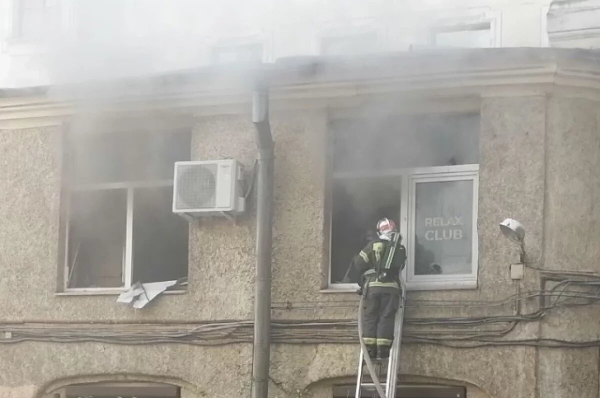    В центре Петербурга тушат горящий стриптиз-клуб на Рубинштейна