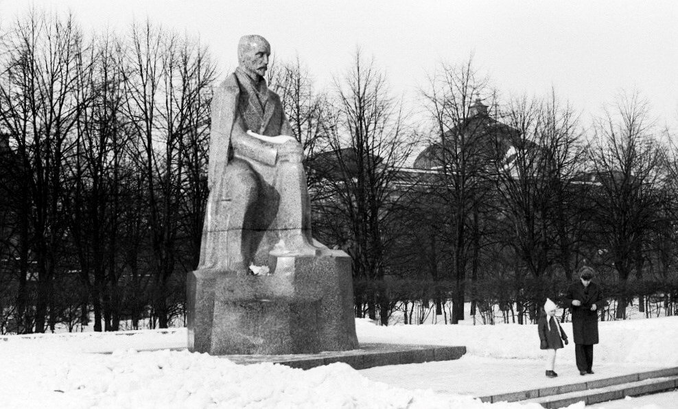 Памятник поэту Райнису (1865-1929) в Риге