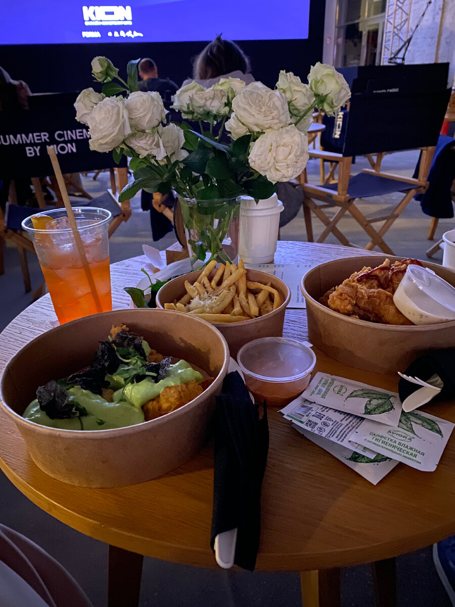 Апероль - 850 руб. Картофель фри с пармезаном и соусом (что-то похожее на 1000 островов) - 350 руб. Креветки под муссом из васаби (на фото слева) 650 руб. Куриные стрипсы (панировка похожа на кфс, но не такая острая) с соусом - 650 руб. Цветы - подарили