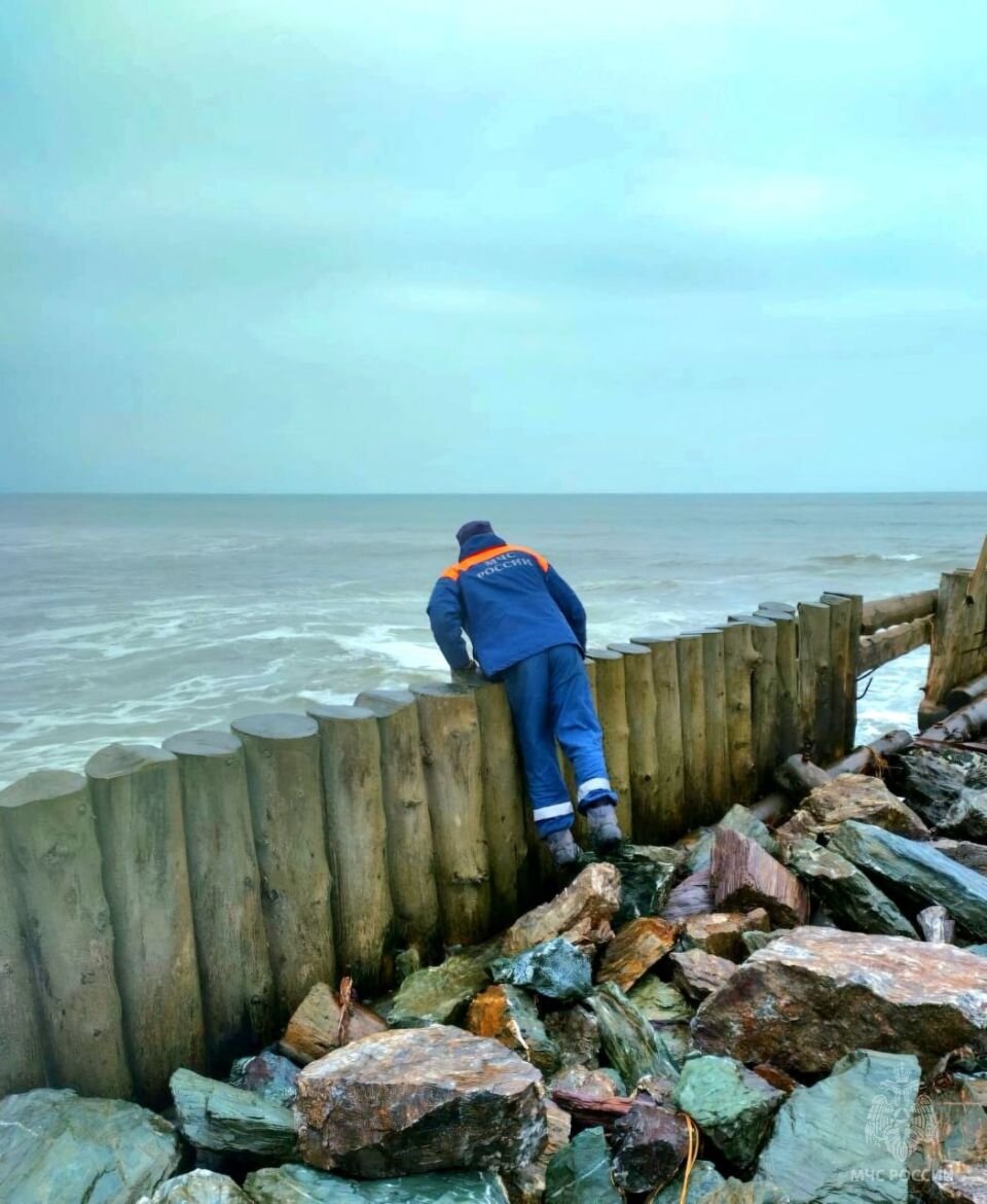 Смыло волной