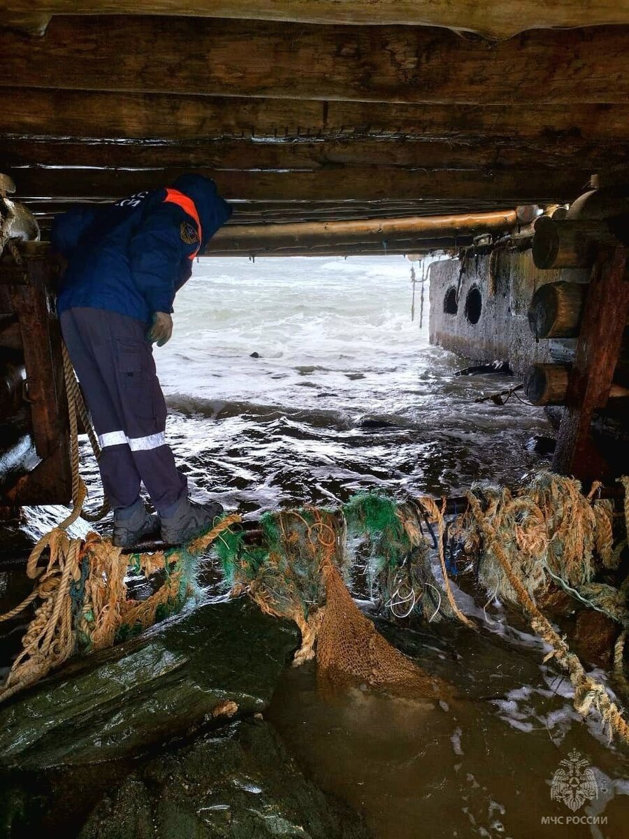    Пару снесло волной в море на Сахалине. Источник: t.me/info65mchs