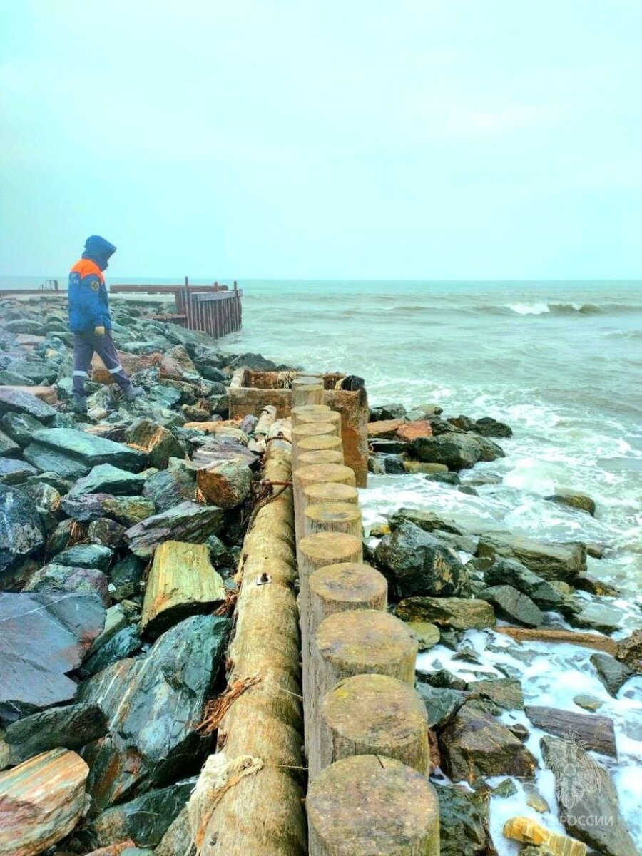 На Сахалине молодую пару смыло волной в море во время свидания | ТОЛК | Дзен