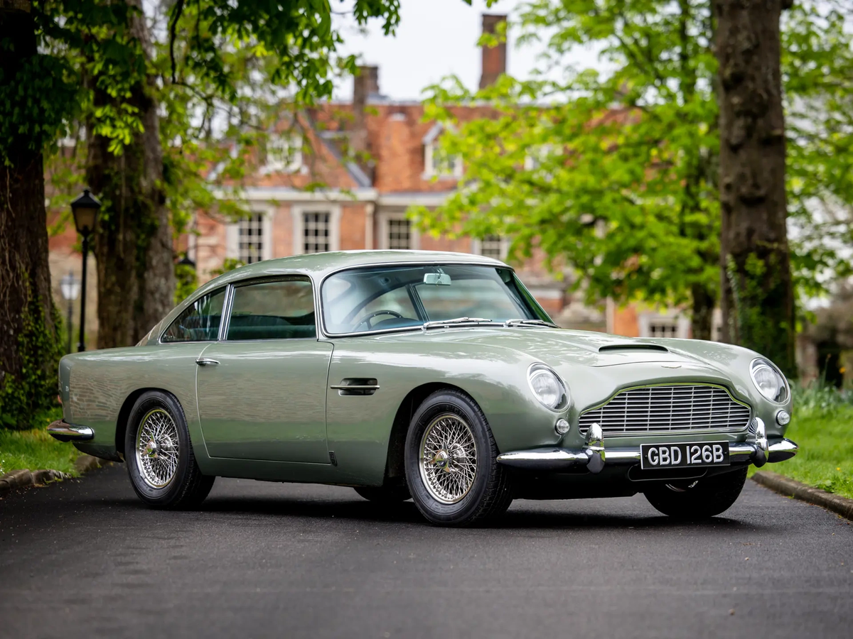 Классический Aston Martin, прославившийся благодаря серии фильмов о Джеймсе Бонде, продают за огромную сумму на аукционе.