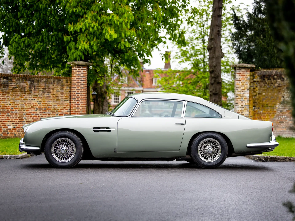 Классический Aston Martin, прославившийся благодаря серии фильмов о Джеймсе Бонде, продают за огромную сумму на аукционе.-2