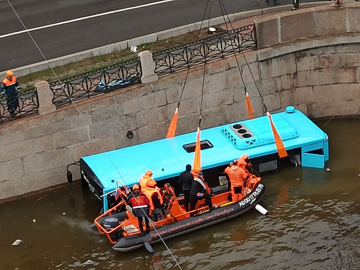 Коллега арестованного водителя рассказал о причинах аварии автобуса на  Мойке | План-перехват | Дзен