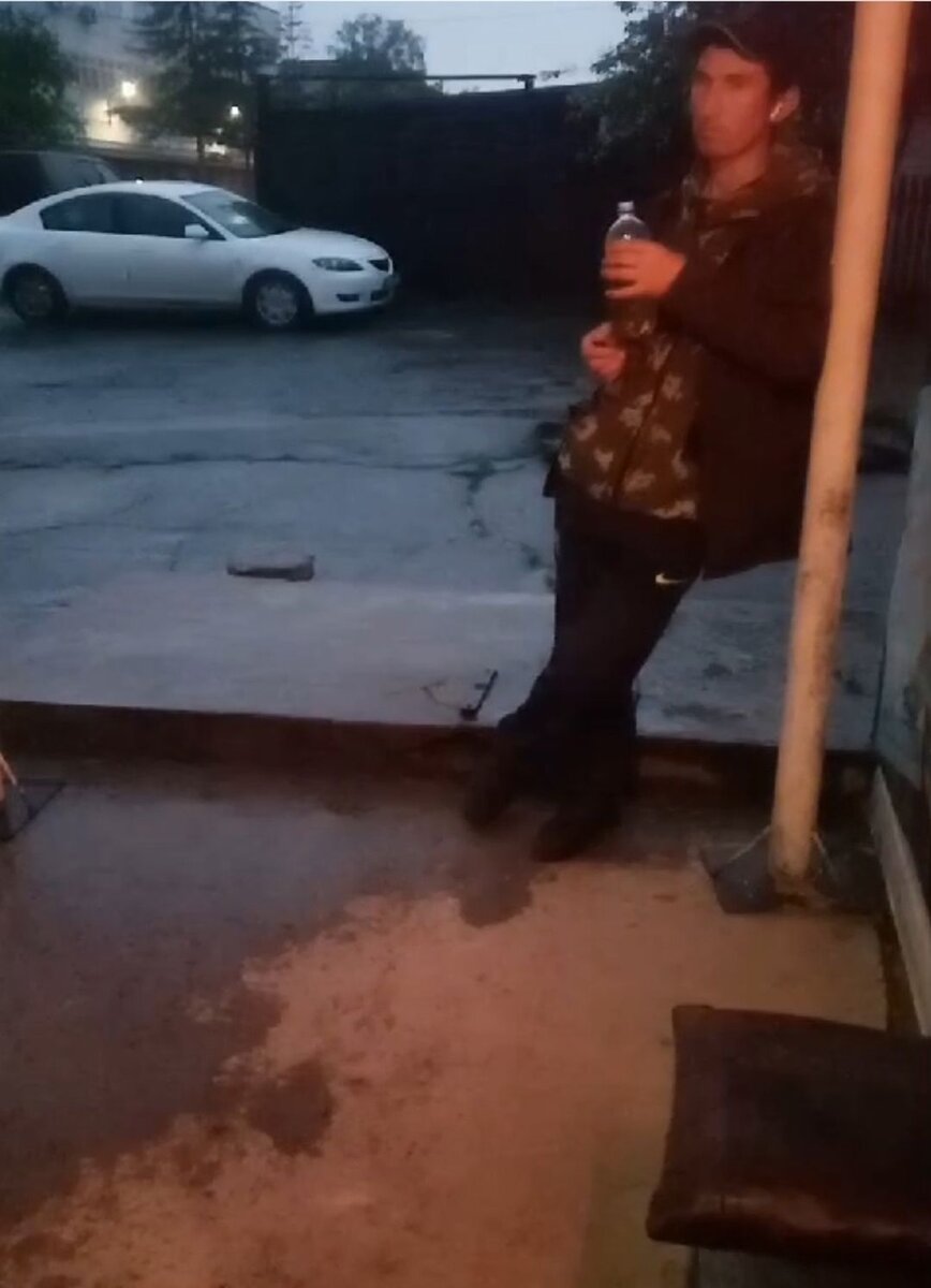 Приезжие набрали пива и водки, а потом пьяные шатались по дворам до поздней ночи.