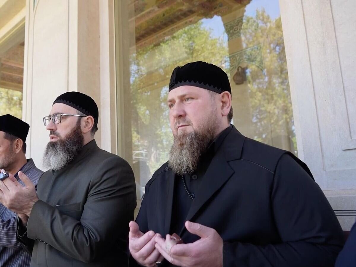    Рамзан Кадыров во время посещения кладбища "Шейх Зайнуддин" в Ташкенте© Kadyrov_95/Telegram