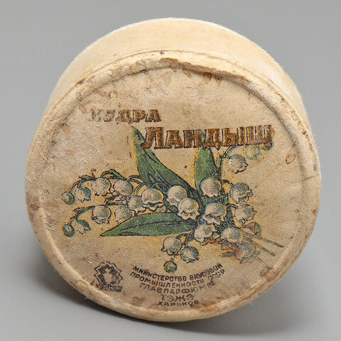 Пудра для лица «Ландыш», вскрытая, ТЭЖЭ, Харьков, 1930-40 гг. Фото с нашего сайта dvaveka.ru