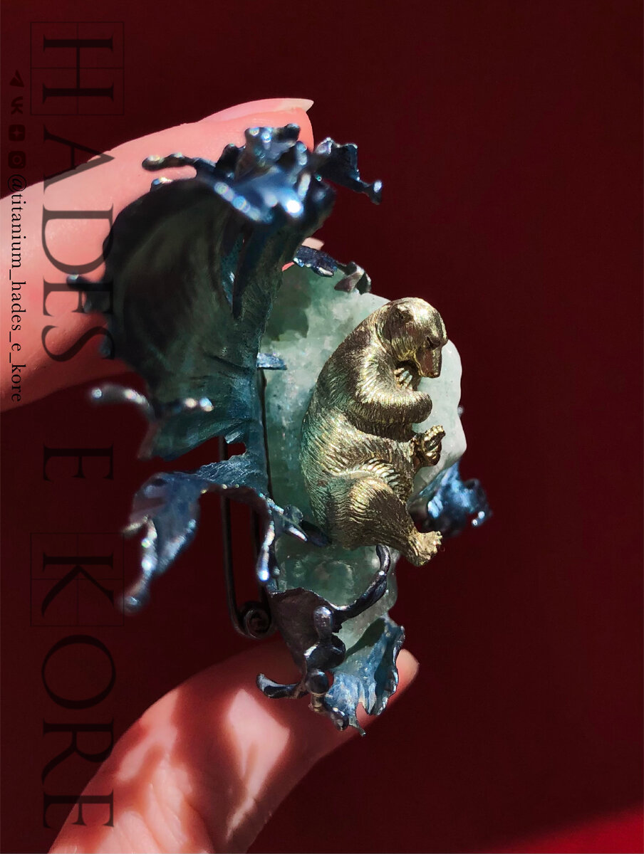 Медведь и волны из титана, айсберг из аквамарина