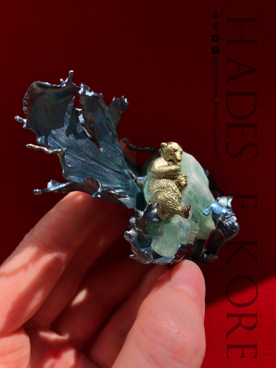 Размеры 8,5 см на 5 см, примерно с половину ладони