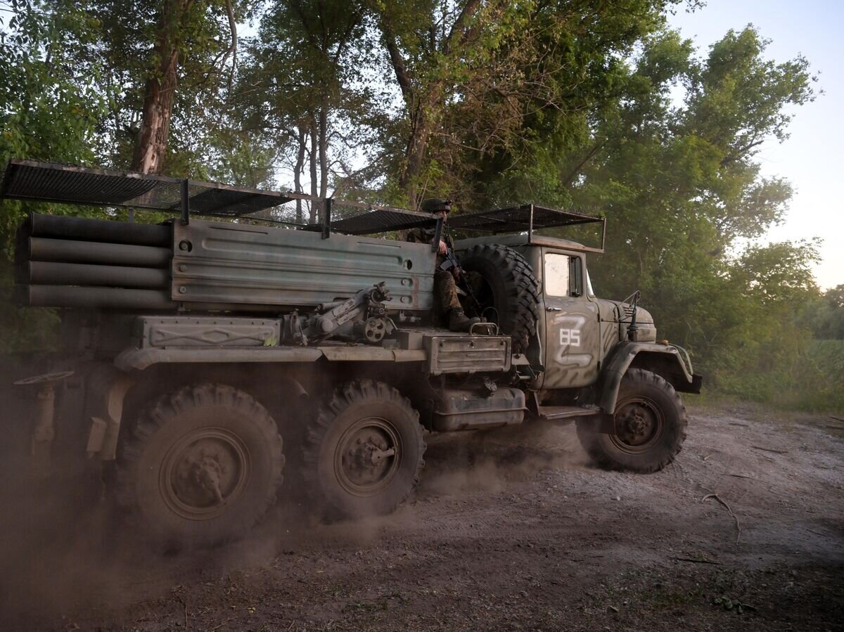    РСЗО 9К55 "Град-1" реактивной артиллерии ВС РФ выдвигается на огневую позицию в зоне проведения СВО© РИА Новости / Евгений Биятов