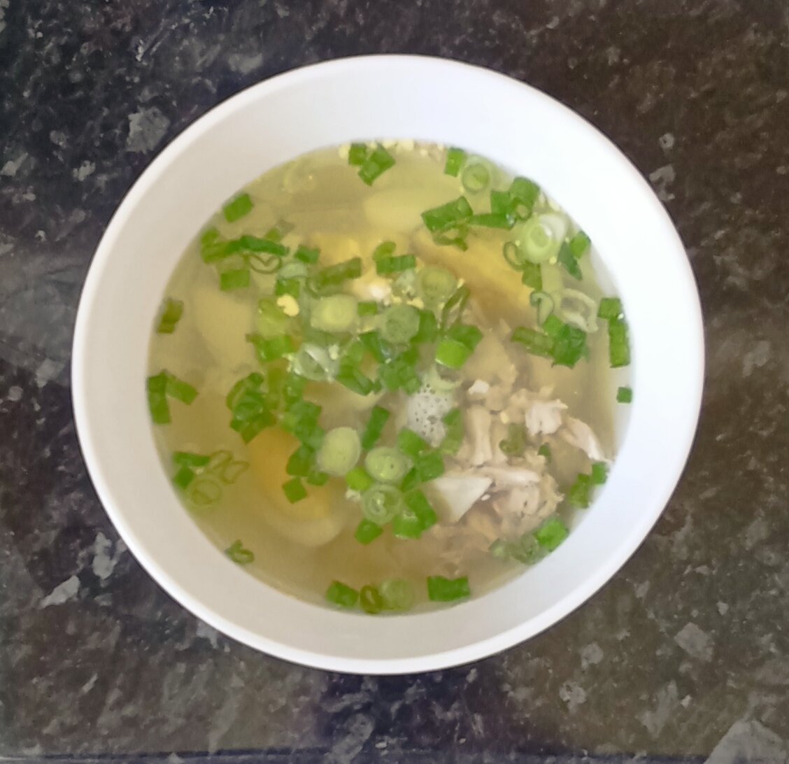 Куриный бульон с мясом,яйцом и зеленью. Здесь и далее фото автора.