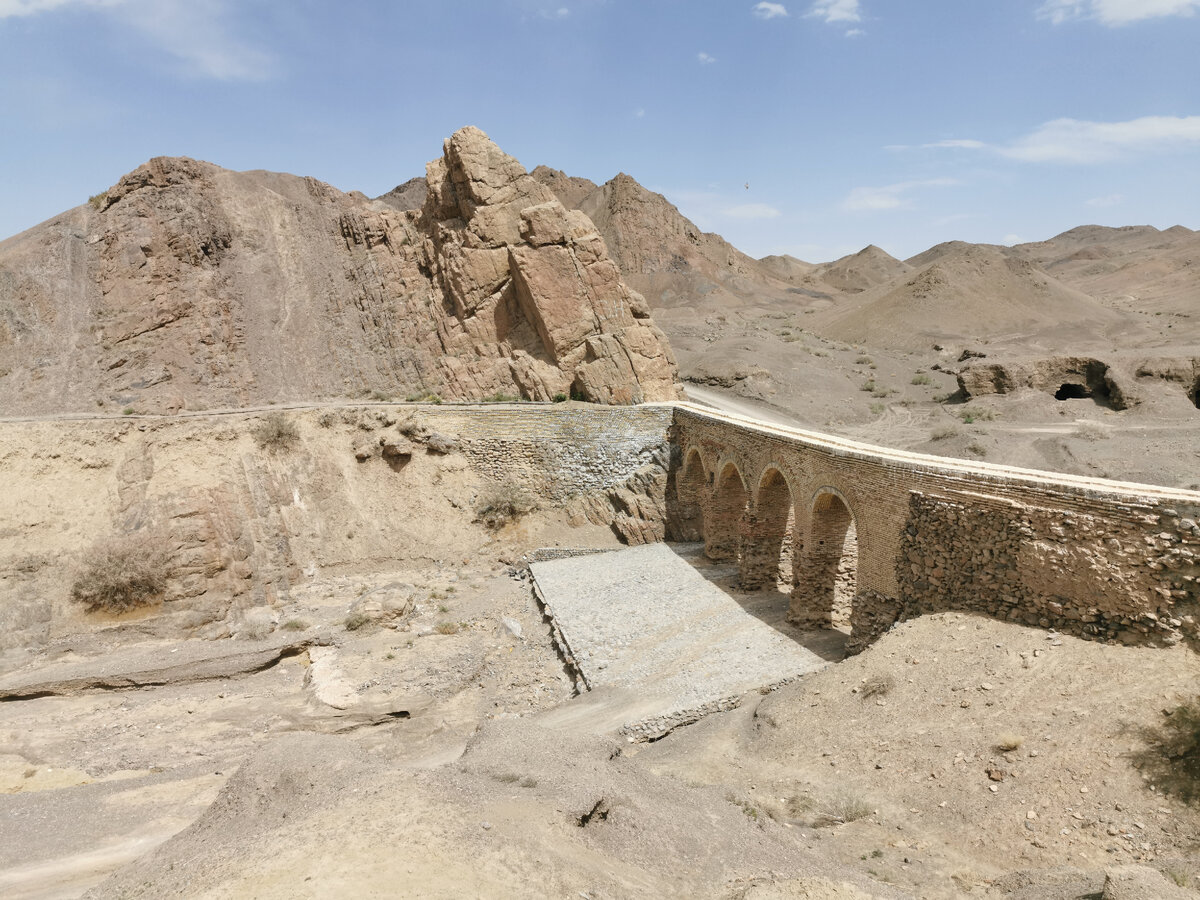 Древний акведук 