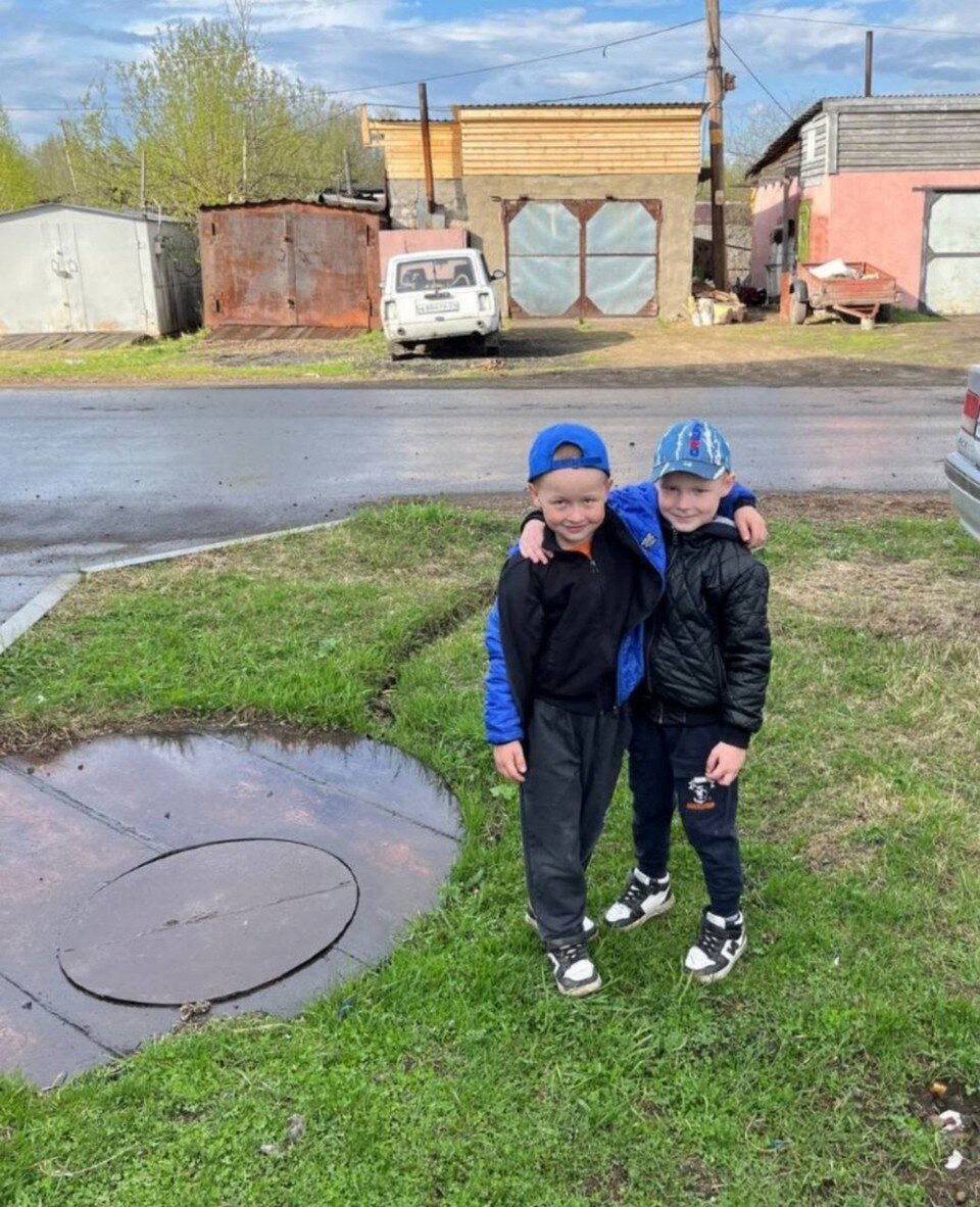   Это Богдан (справа) и Данил (слева) у того самого люка. Фото: архив семьи.