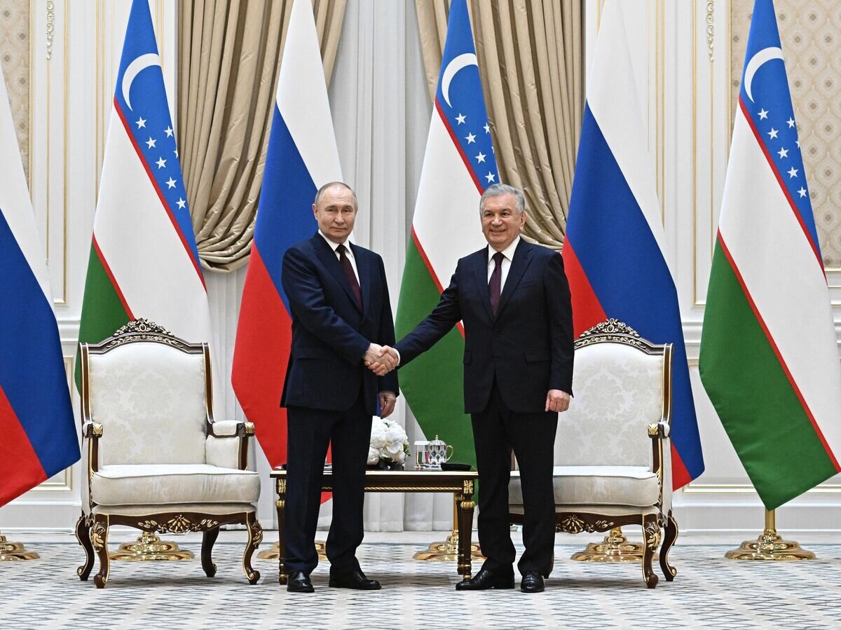    Президент РФ Владимир Путин и президент Узбекистана Шавкат Мирзиеев во время встречи в государственной резиденции "Куксарой"© РИА Новости / Сергей Бобылев