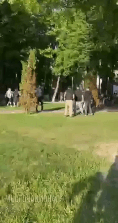 А это уже момент, когда мигрантов пытались отогнать подальше от детей. 