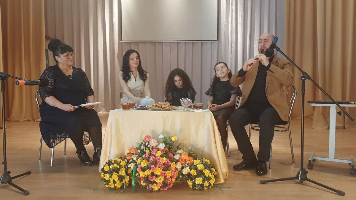 Вечер армянской музыки «Напевы Арпине», гостем которого стала семья Петросян.