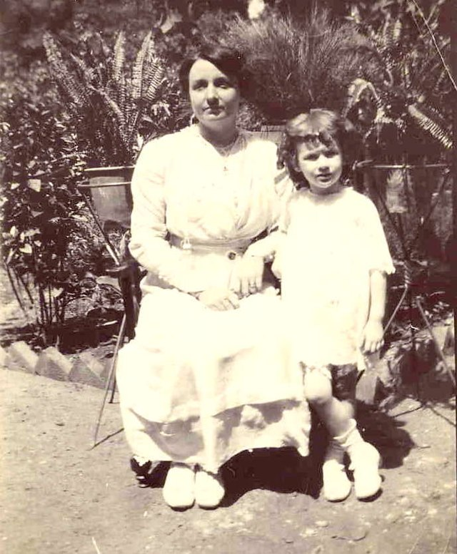 англо-индийская женщина с ребенком