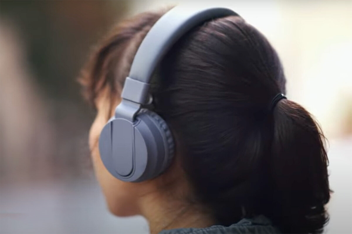 universityofwashington / YouTube📷Пользователю в наушниках необходимо нажать специальную кнопку на девайсе и смотреть на говорящего человека в течение трех-пяти секунд, чтобы «зарегистрировать» его