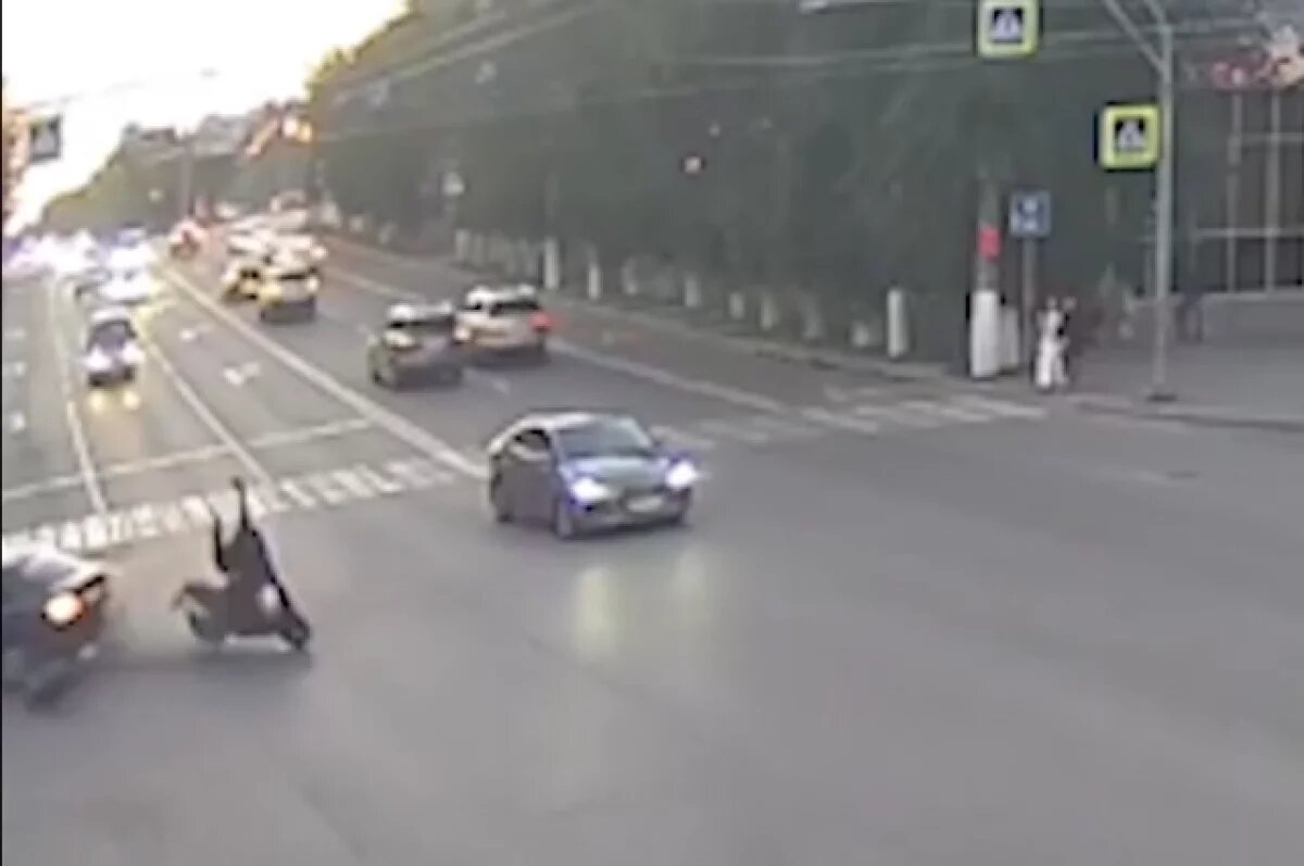    Кувырок и жесткое приземление байкера после ДТП сняла камера в Волгограде
