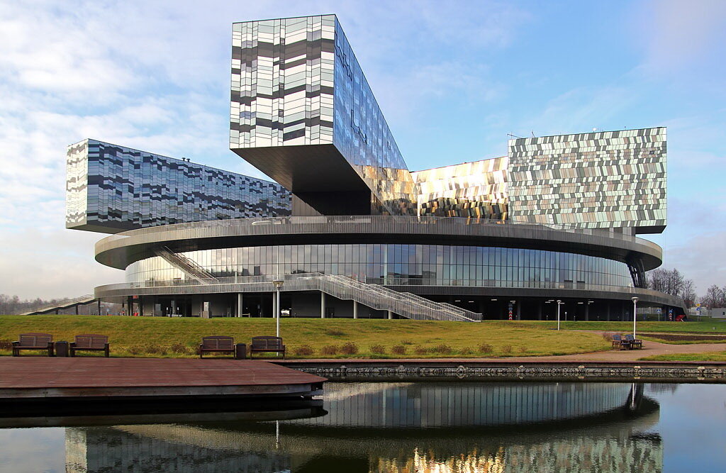 Здание Сколково - пример архитектуры в стиле хай-тек