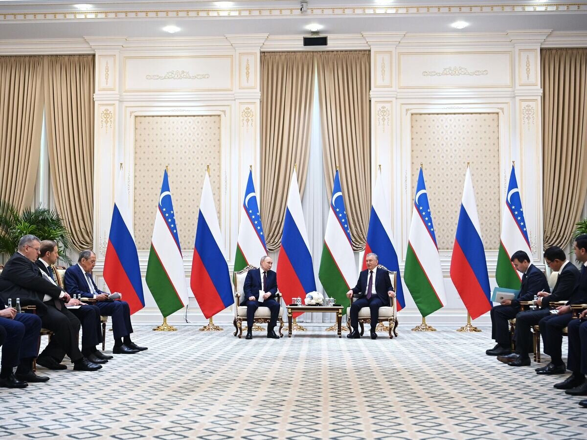    Президент РФ Владимир Путин и президент Узбекистана Шавкат Мирзиеев во время встречи в государственной резиденции "Куксарой"© РИА Новости / Сергей Бобылев