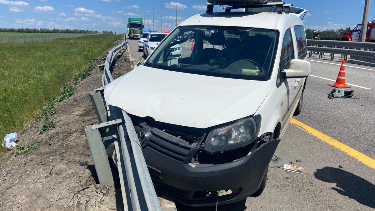 На трассе «Дон» VW Caddy, в котором ехали 7 человек, врезался в грузовик  Scania: двое погибли | Новости Воронежа РФ | Дзен