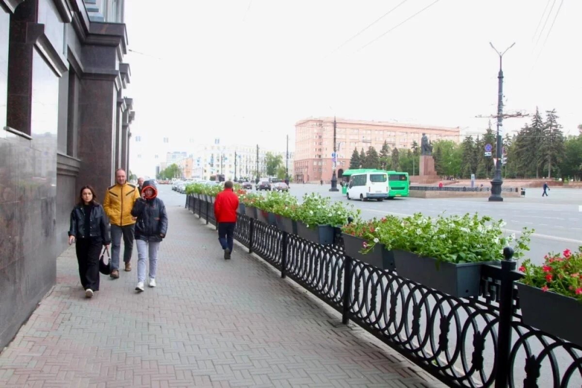    Центр Челябинска начали украшать цветочными кашпо