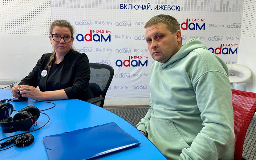  Папа Артура, Максим Субботин, и президент благотворительного фонда «Эра милосердия», Вера Смирнова, в эфире. Фото: радио «Адам»
