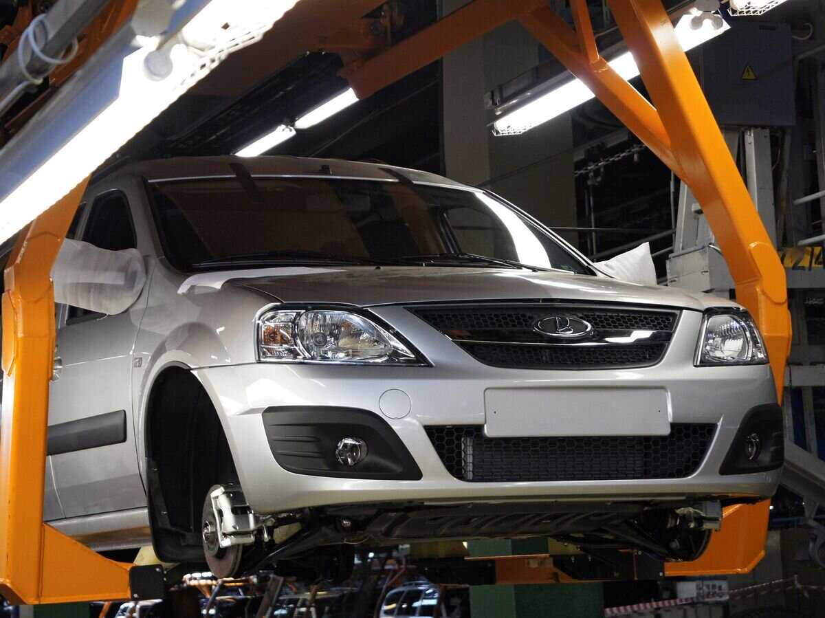    ОАО "АвтоВАЗ" запускает в серийное производство Lada Largus© РИА Новости / Алексей Бабушкин