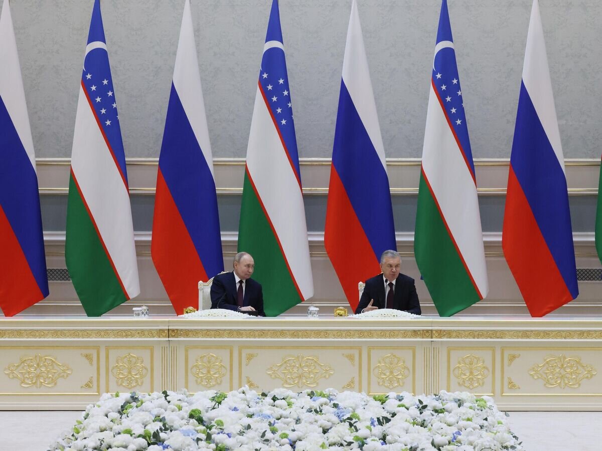    Президент РФ Владимир Путин и президент Узбекистана Шавкат Мирзиеев на российско-узбекистанских переговорах в государственной резиденции "Куксарой"© РИА Новости / POOL