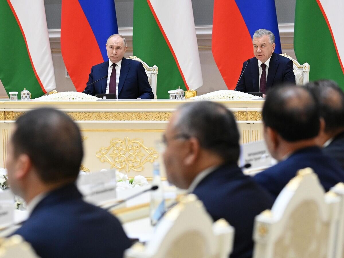    Президент РФ Владимир Путин и президент Узбекистана Шавкат Мирзиеев на российско-узбекистанских переговорах в расширенном составе в государственной резиденции "Куксарой"© РИА Новости / Сергей Бобылев