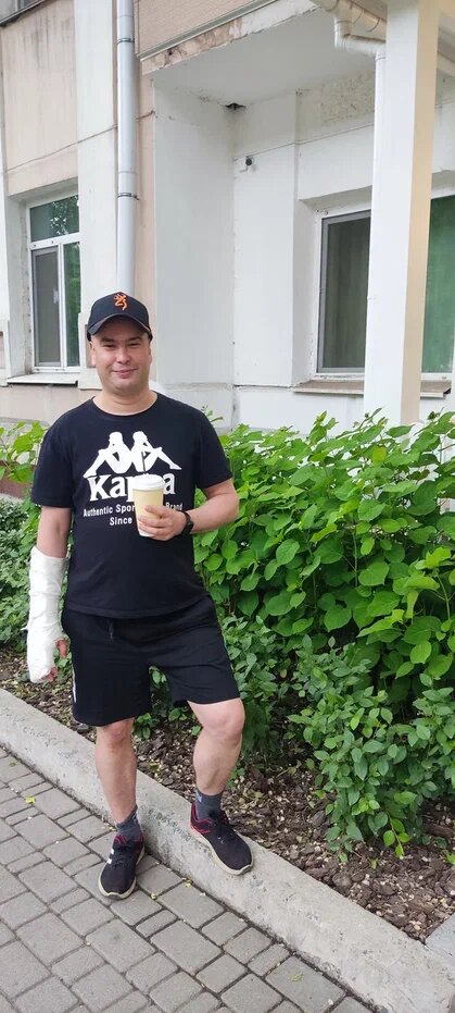 Возле кофейни