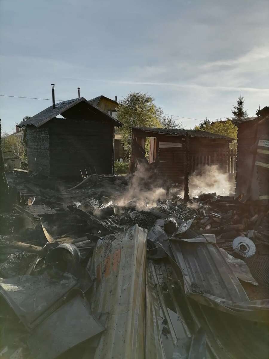    Появились фото последствий пожара, охватившего 3 здания в Прионежье Отряд противопожарной службы Прионежского района