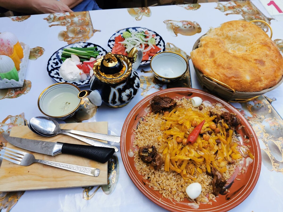 Самаркандский плов нам тоже понравился. Но лепешка была лишней!) А свадебный плов в Самарканде - еще слаще! В него кладут курагу. 