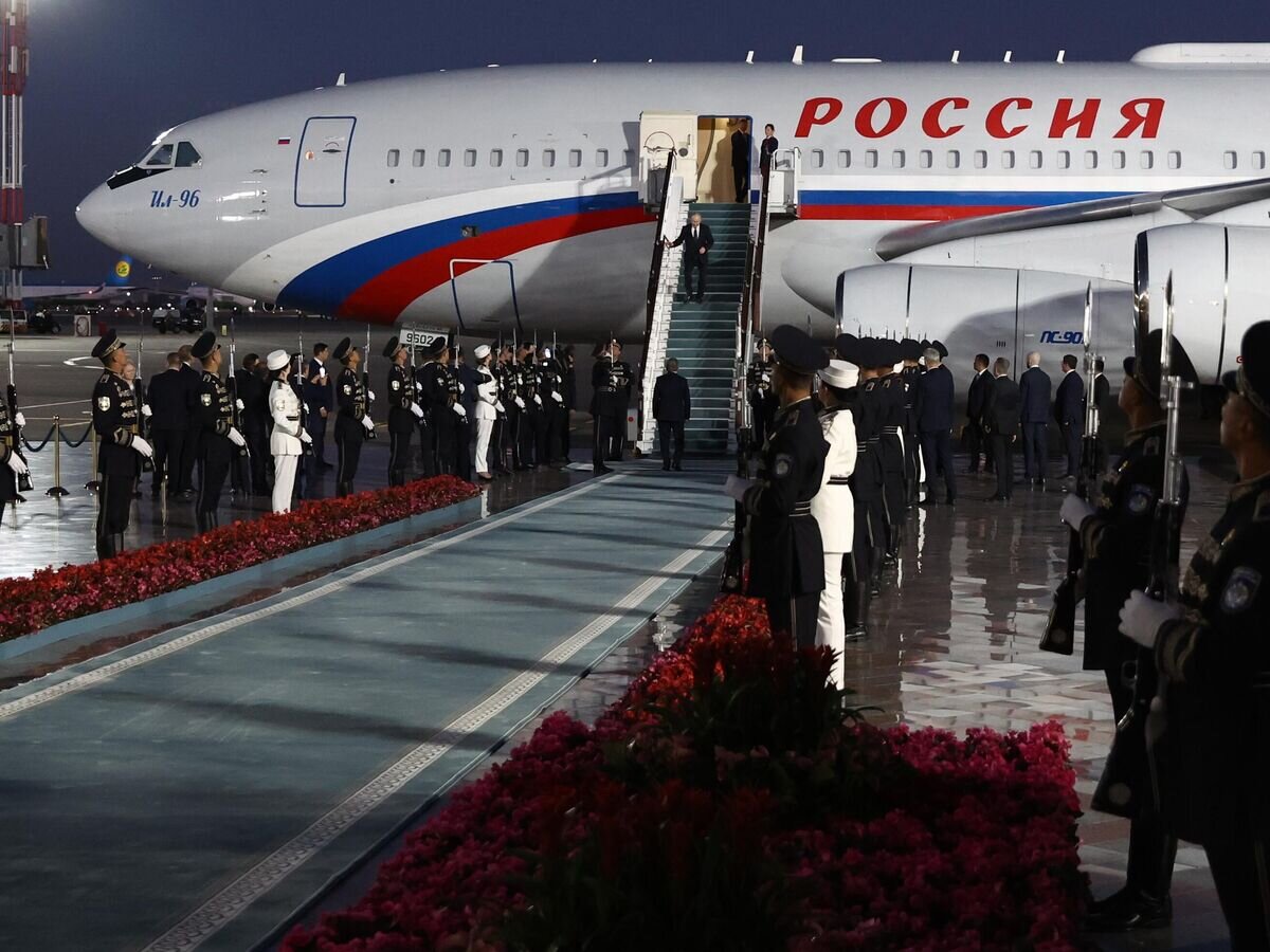    Президент РФ Владимир Путин и президент Узбекистана Шавкат Мирзиеев во время встречи в аэропорту Ташкента© РИА Новости / POOL