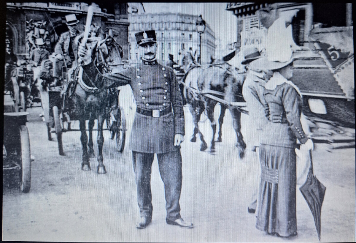 Французский полицейский.